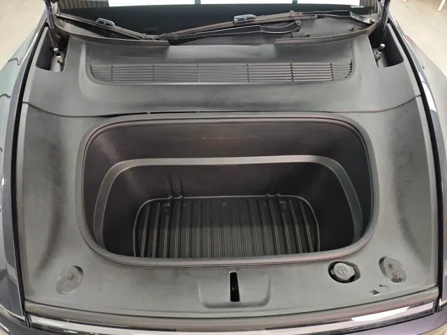 Tesla Model Y — Фото автомобиля 8