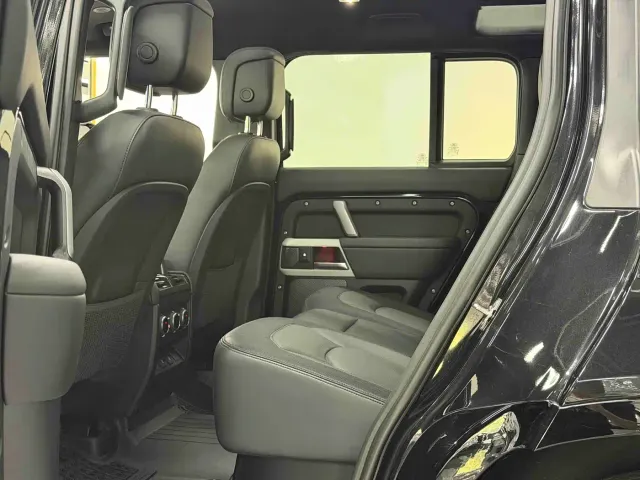 Land Rover Defender — Фото автомобиля 16