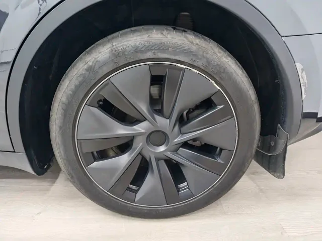 Tesla Model Y — Фото автомобиля 9