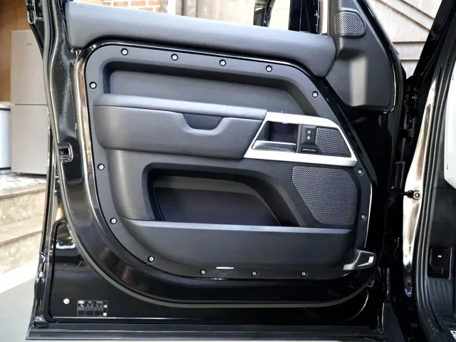 Land Rover Defender — Фото автомобиля 19