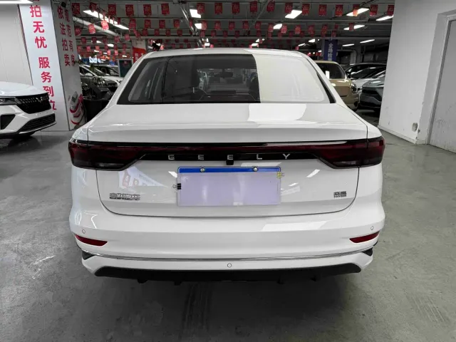 Geely Emgrand — Фото автомобиля 10
