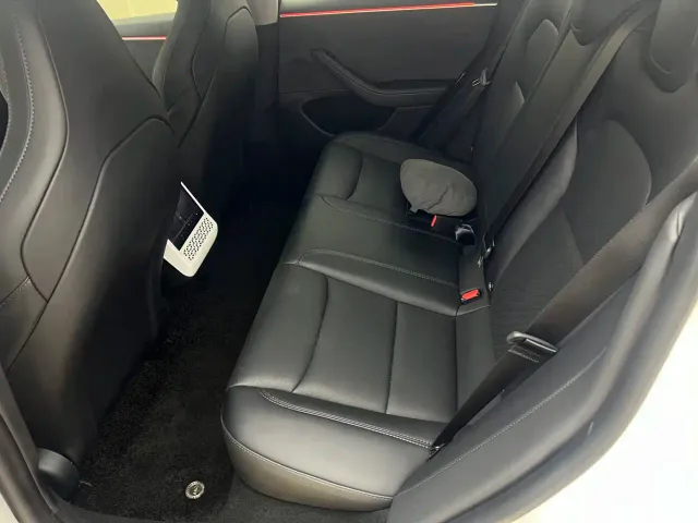 Tesla Model 3 — Фото автомобиля 11