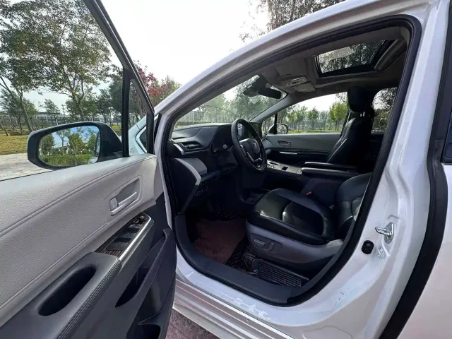Toyota Sienna — Фото автомобиля 5