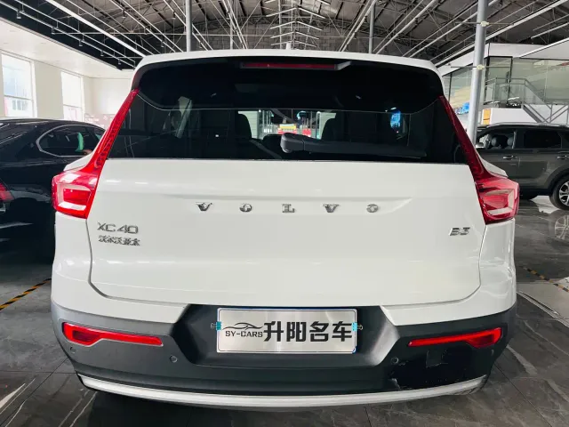 Volvo XC40 — Фото автомобиля 3