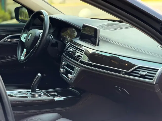 BMW 7 Series — Фото автомобиля 12