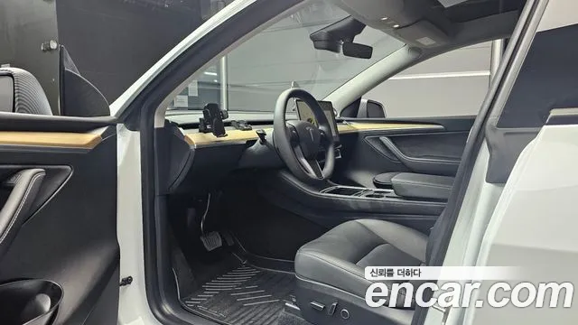 Tesla Model Y — Фото автомобиля 15