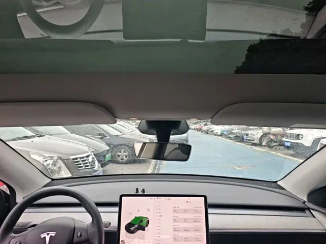 Tesla Model Y — Фото автомобиля 17