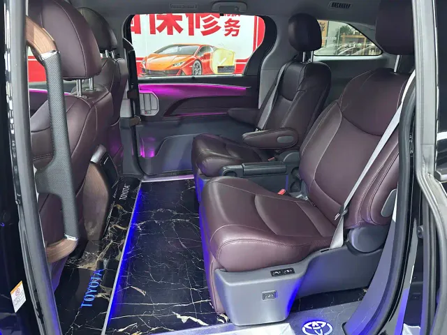 Toyota Sienna — Фото автомобиля 9