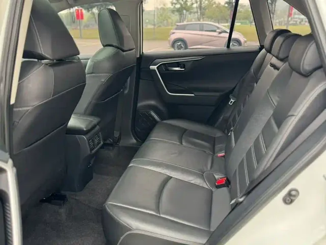 Toyota RAV4 — Фото автомобиля 6