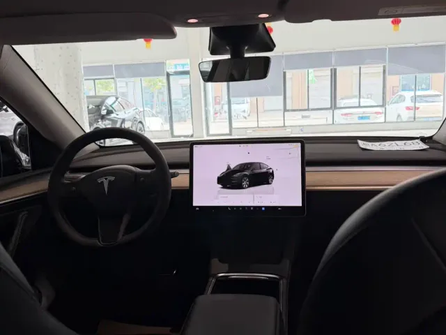 Tesla Model Y — Фото автомобиля 5