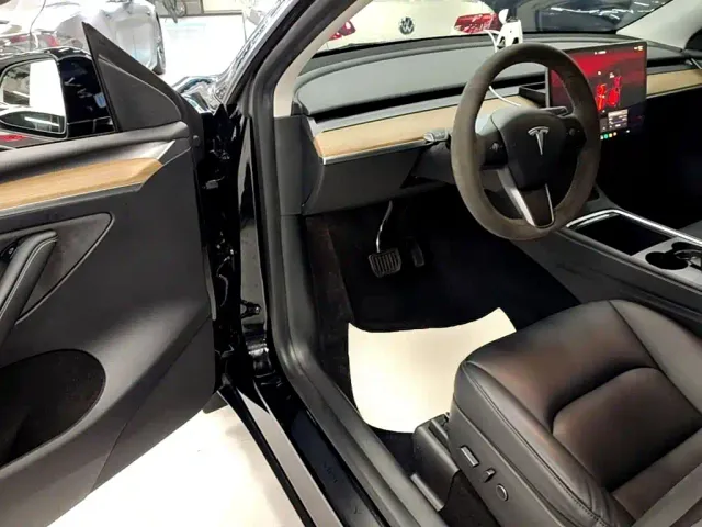 Tesla Model Y — Фото автомобиля 15