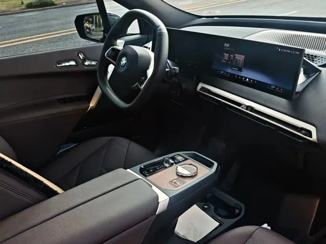 BMW iX — Фото автомобиля 10