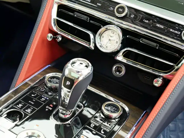 Bentley Flying Spur — Фото автомобиля 24