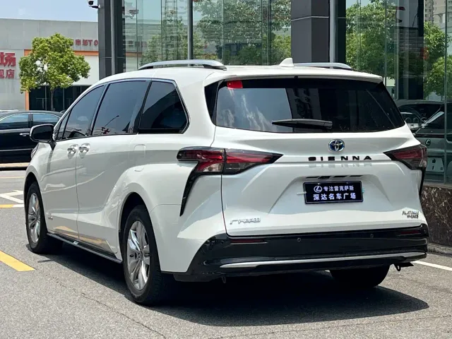 Toyota Sienna — Фото автомобиля 3