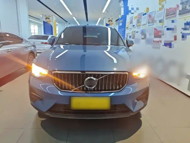 Volvo XC40 — Фото автомобиля 2