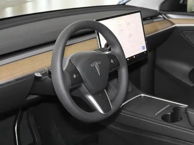 Tesla Model Y — Фото автомобиля 11