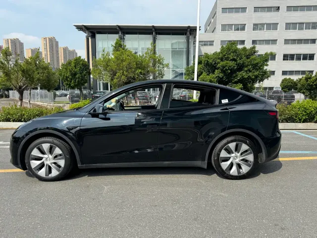 Tesla Model Y — Фото автомобиля 12