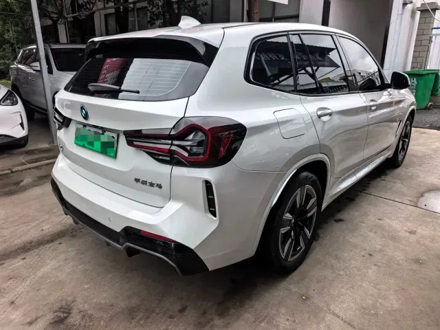 BMW iX3 — Фото автомобиля 15