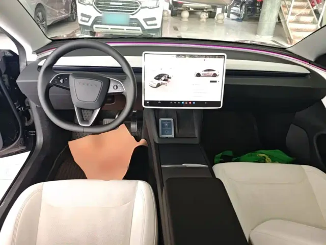 Tesla Model 3 — Фото автомобиля 9