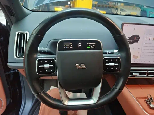 Li Auto L8 — Фото автомобиля 10