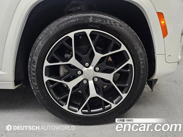 Jeep Cherokee — Фото автомобиля 5
