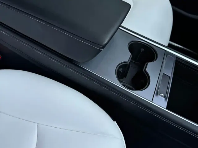 Tesla Model Y — Фото автомобиля 7