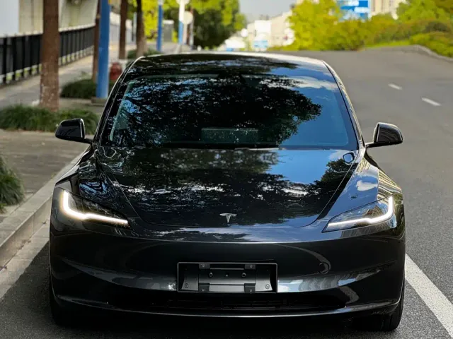 Tesla Model 3 — Фото автомобиля 2