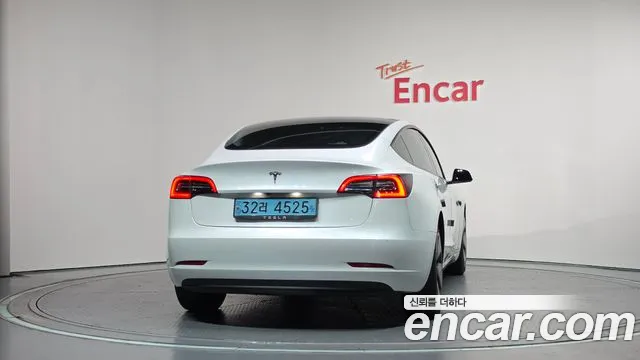 Фотография автомобиля — Tesla Model 3