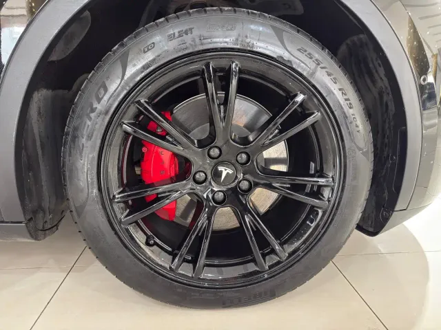 Tesla Model Y — Фото автомобиля 16