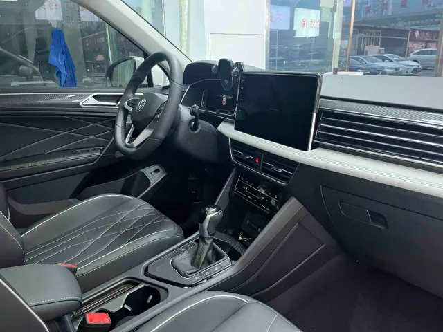 Volkswagen Tiguan L — Фото автомобиля 14
