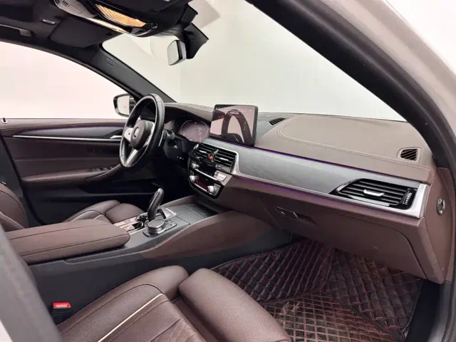 BMW 5 Series — Фото автомобиля 11