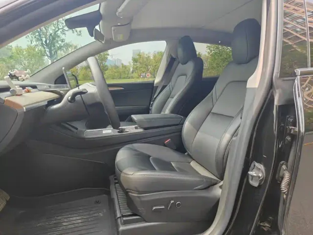 Tesla Model Y — Фото автомобиля 14