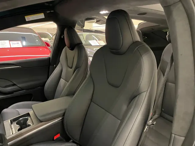 Tesla Model X — Фото автомобиля 17