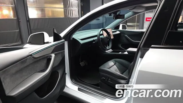 Tesla Model Y — Фото автомобиля 15