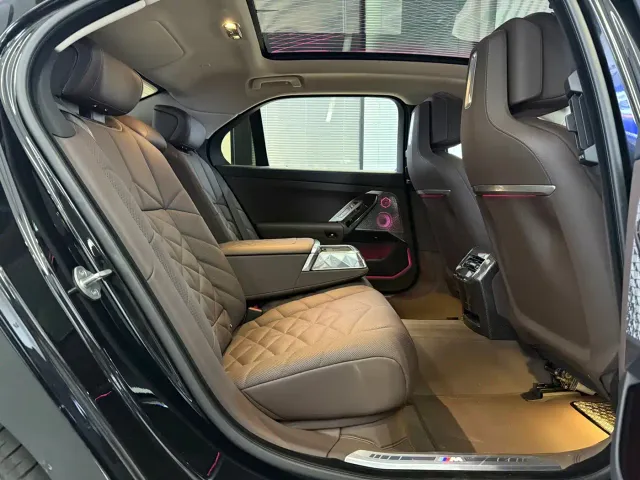 BMW i7 — Фото автомобиля 10