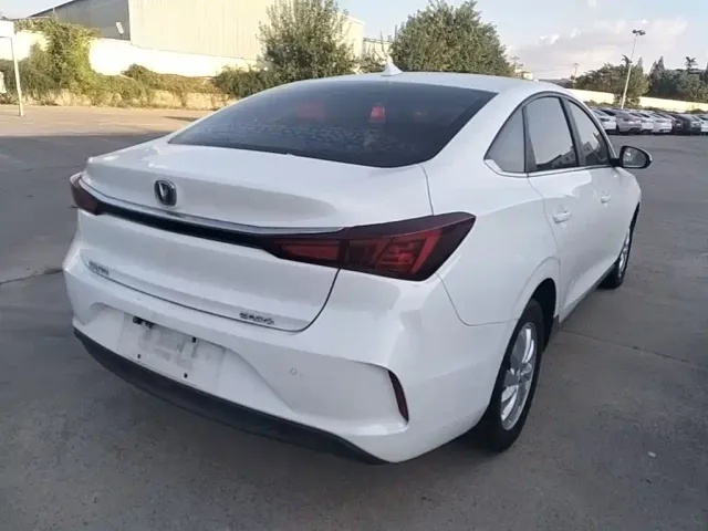 Changan Eado — Фото автомобиля 6