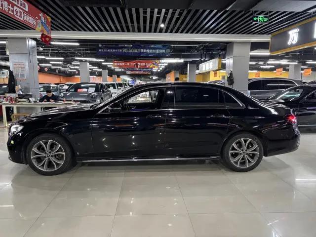 Mercedes-Benz E-Class — Фото автомобиля 3