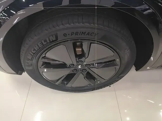 Li Auto L8 — Фото автомобиля 22