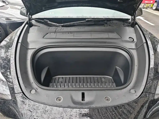 Tesla Model Y — Фото автомобиля 19