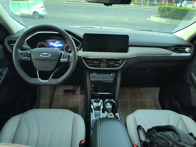 Ford Escape — Фото автомобиля 5