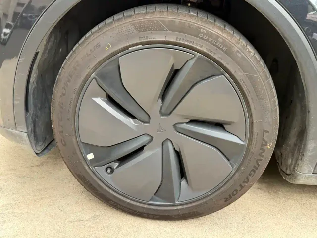 Tesla Model Y — Фото автомобиля 8