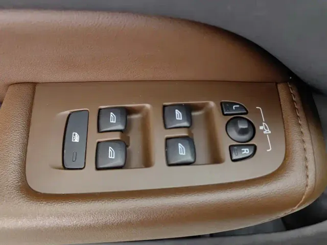 Volvo XC60 — Фото автомобиля 9