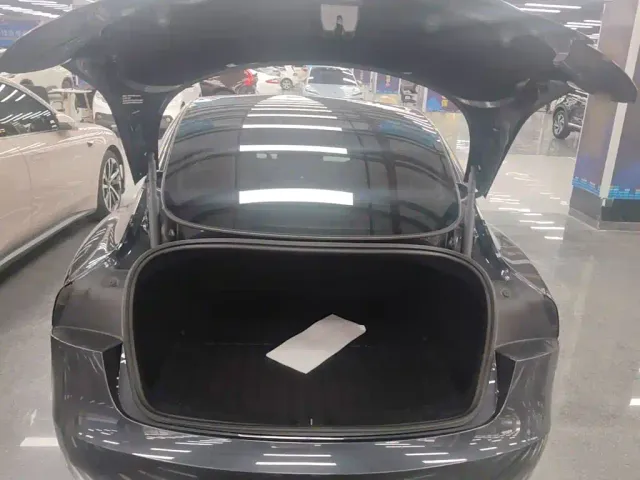 Tesla Model 3 — Фото автомобиля 18