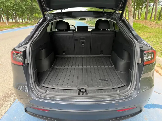 Tesla Model Y — Фото автомобиля 16