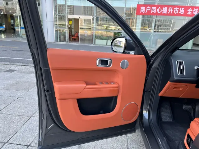 Li Auto L8 — Фото автомобиля 13