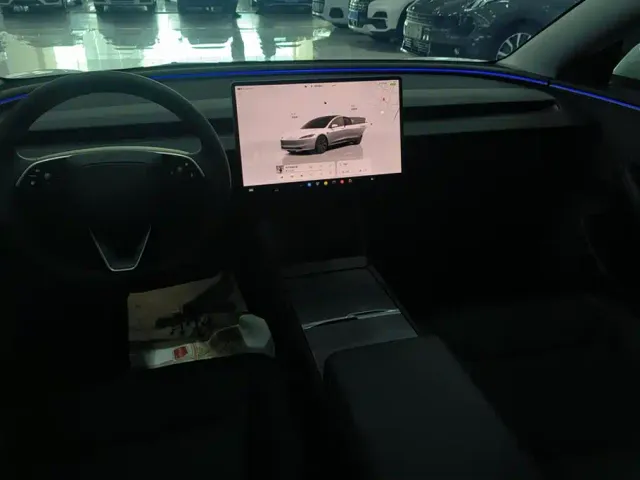 Tesla Model 3 — Фото автомобиля 12