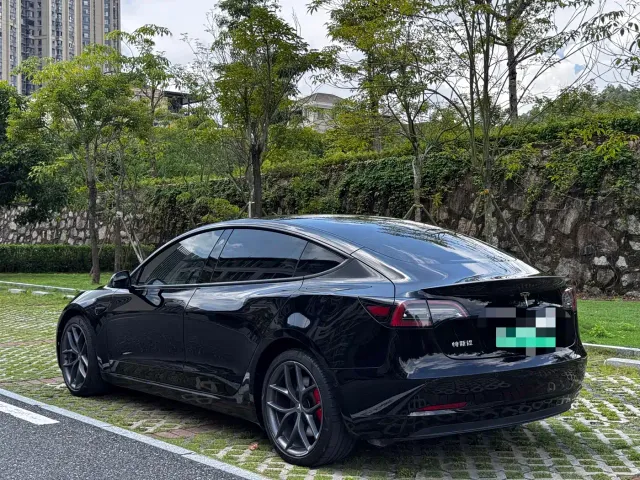 Tesla Model 3 — Фото автомобиля 9