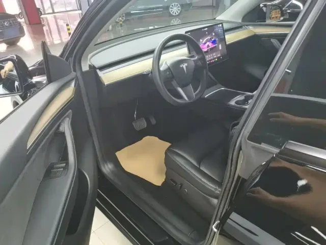 Tesla Model Y — Фото автомобиля 14