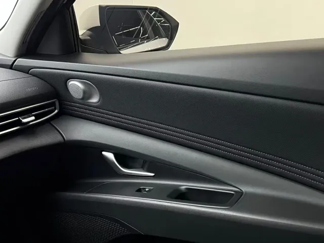 Hyundai Elantra 2022 1.5L CVT LUX Premium Edition — Фото автомобиля 20