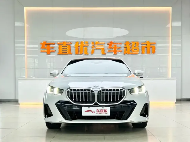 BMW 5 Series — Фото автомобиля 3